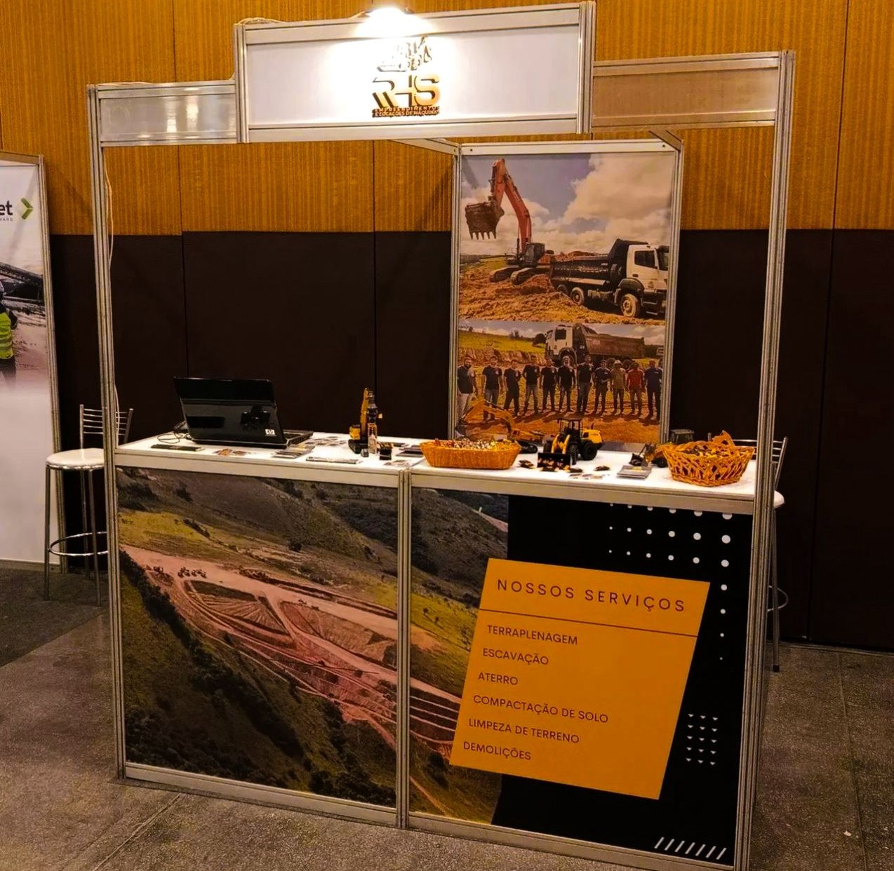 Retroescavadeira JBC 3X realizando terraplanagem em Belo Horizonte